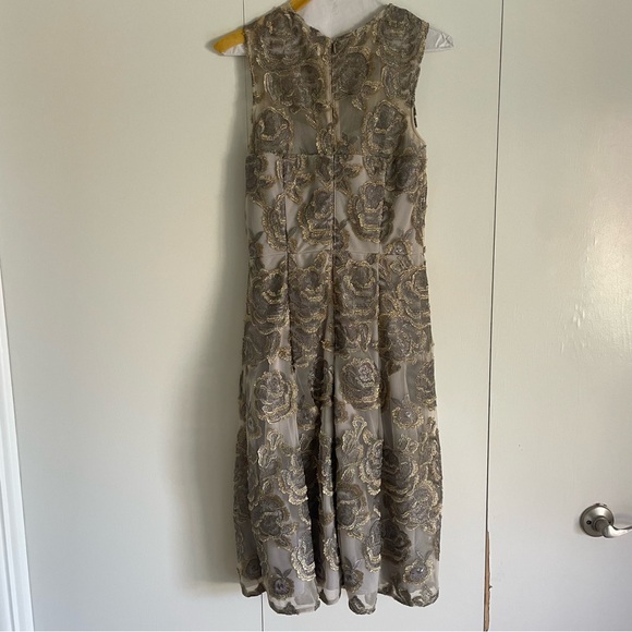 Gold and silver cocktail dress with delicate flowers - Picture 3 of 3